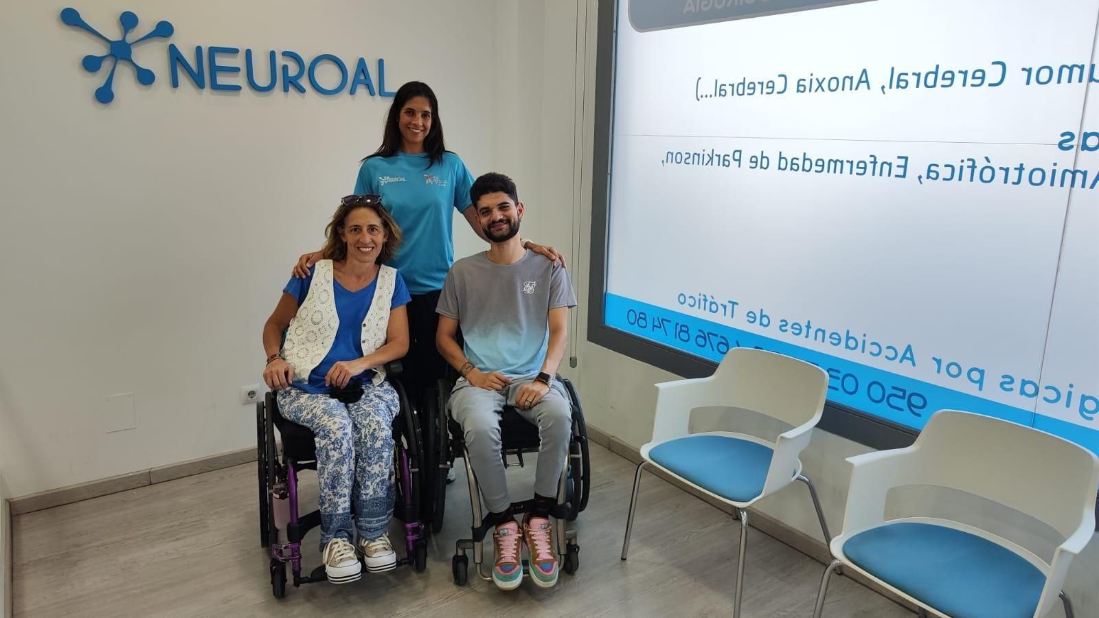 Laura Márquez, presidenta de ASPAYM; Alicia Muñoz, directora de Neuroal y Aarón Navarro