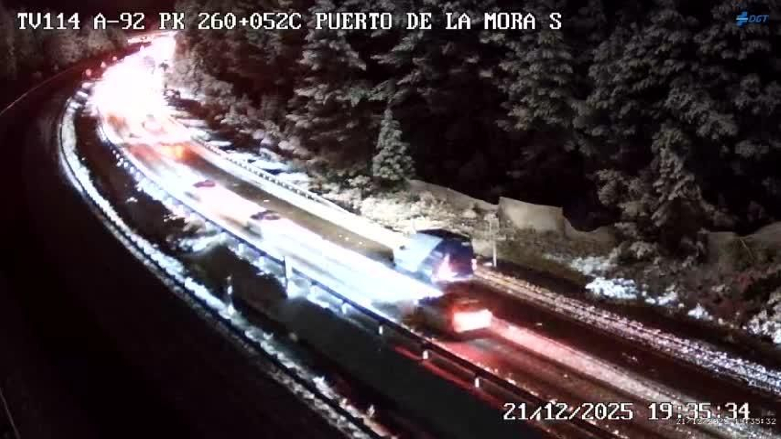 Varios vehículos atrapados en la A-92 a la altura del Puerto de la Mora.