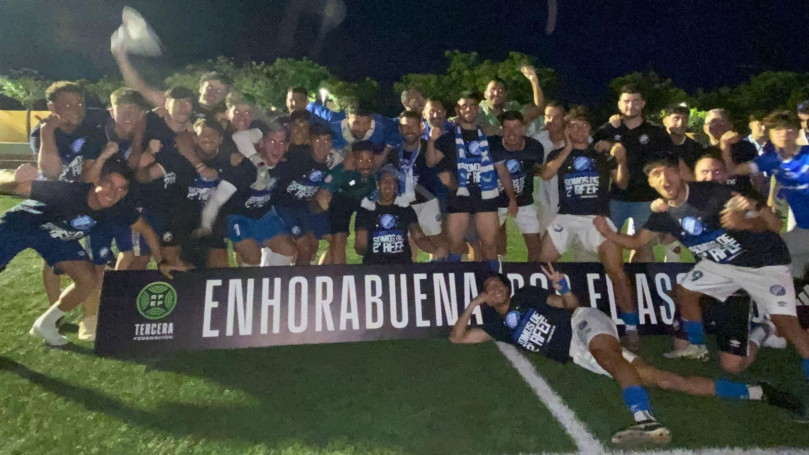 Los azulinos celebran el ascenso en la Ciudad Deportiva de San Vicente del Raspeig.