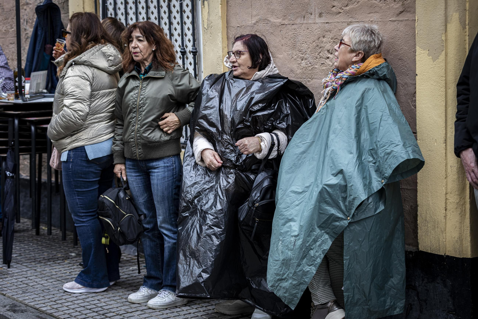 Las imágenes del segundo sábado de Carnaval de Cádiz 2025: Carrusel de coros bajo la lluvia