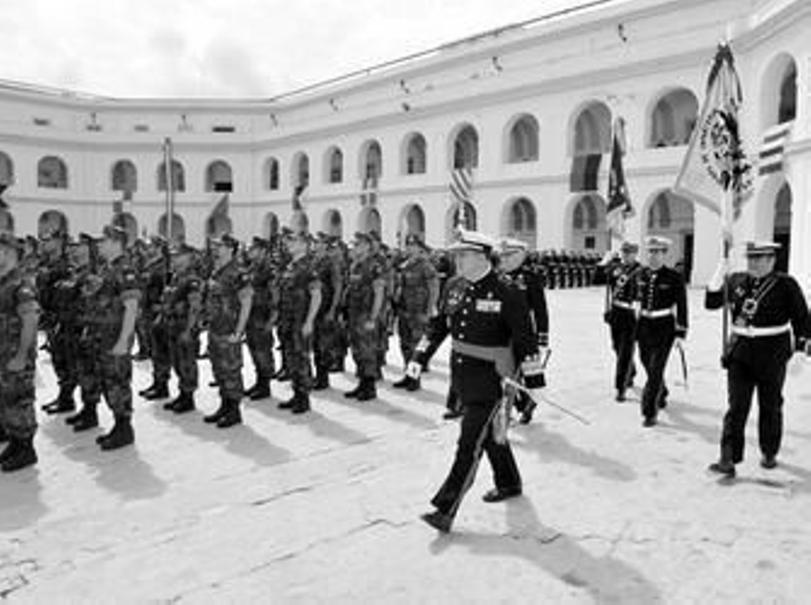 El comandante general de Infantería de Marina pasa revista a la fuerza expedicionaria que parte hacia Bosnia Herzegovina.