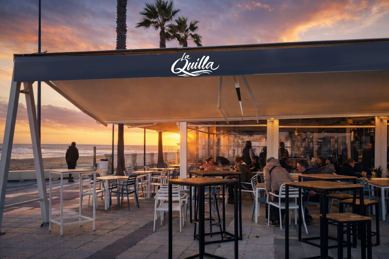 Un nuevo establecimiento que está a pasos de la arena y es perfecto para cervecear, tapear o tomar una copa