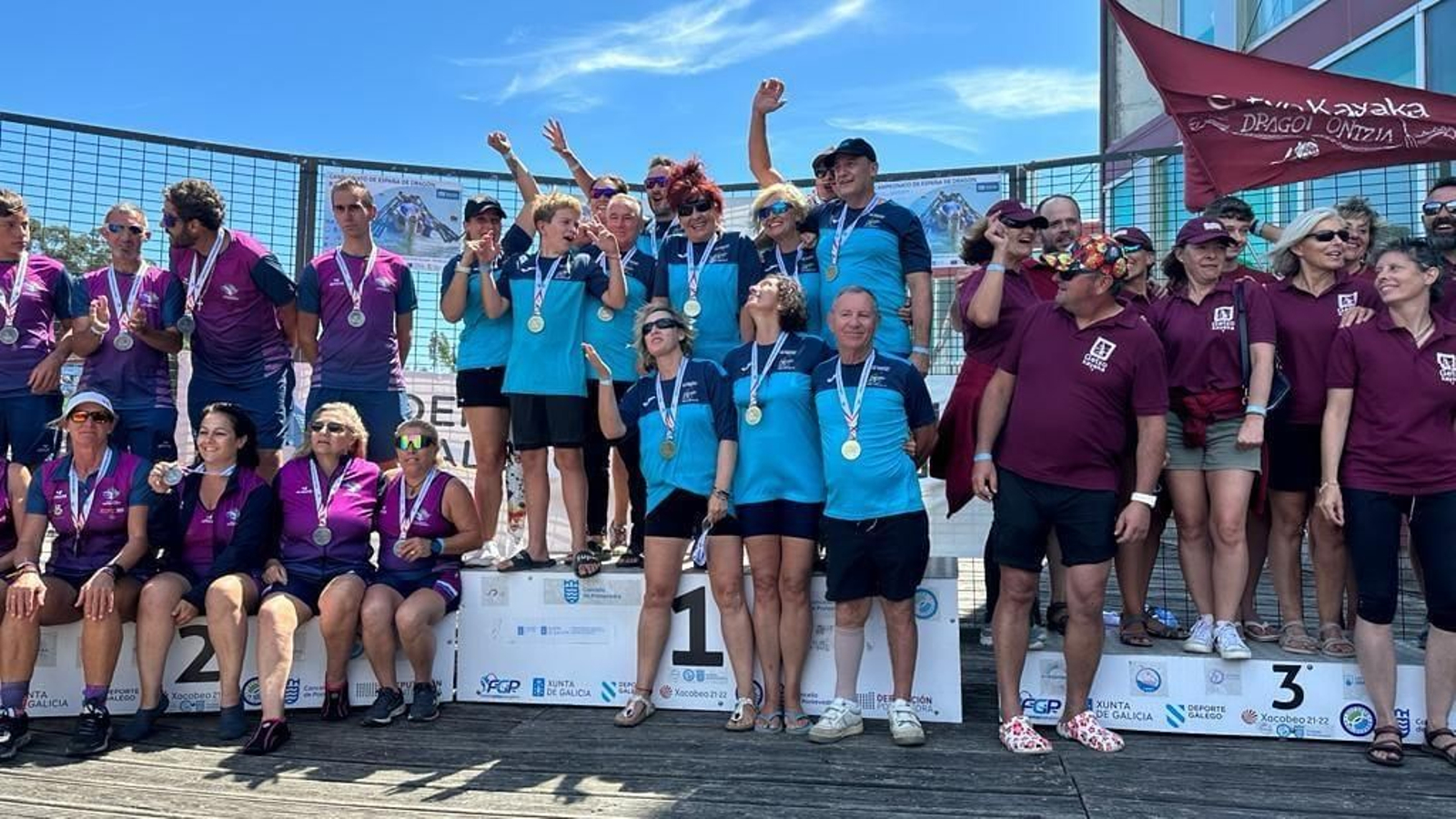 Componentes del club almeriense posan en lo más alto del podio durante una de las competiciones de ámbito nacional en las que han participado.