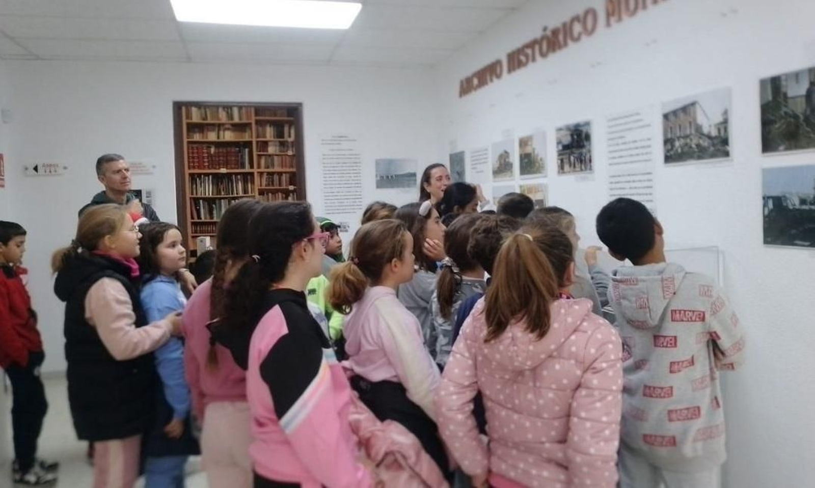 Escolares durante la visita a la exposición fotográfica.