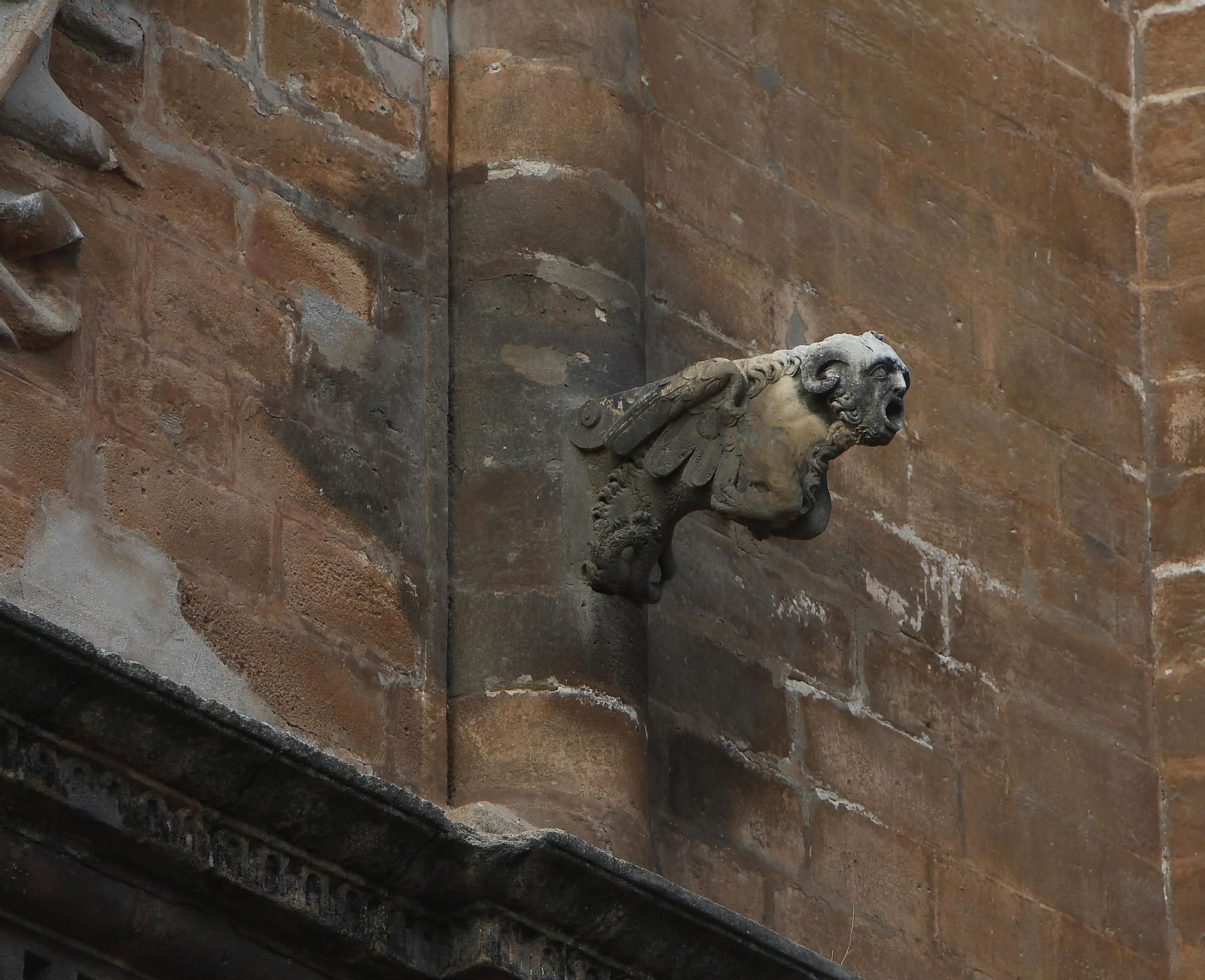 La limpieza  de la Capilla Real de la Catedral, en imágenes