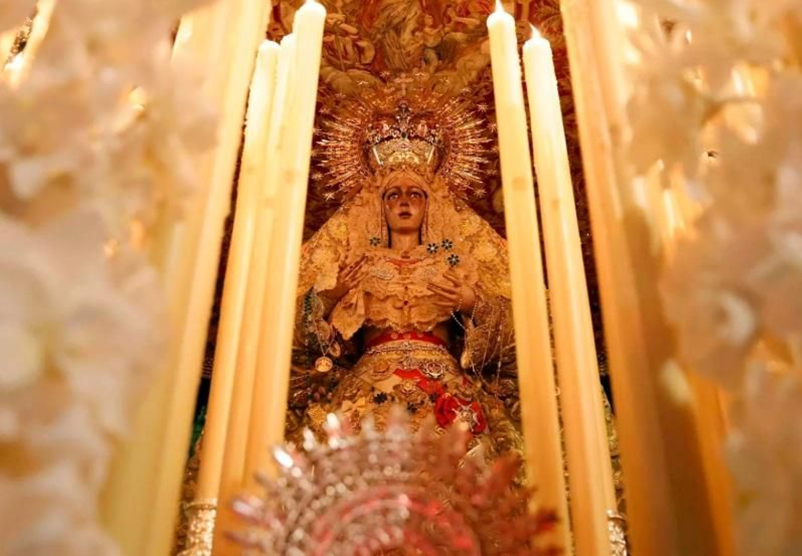 El informe identifica los barnices aplicados en la intervención de Arquillo