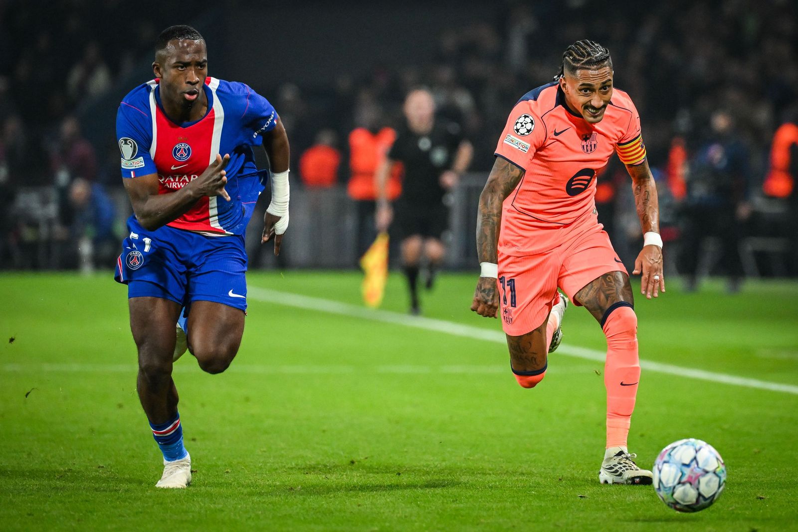 바르셀로나 하피냐와 PSG 윌리안 파초가 측면에서 달리며 볼을 다투는 장면