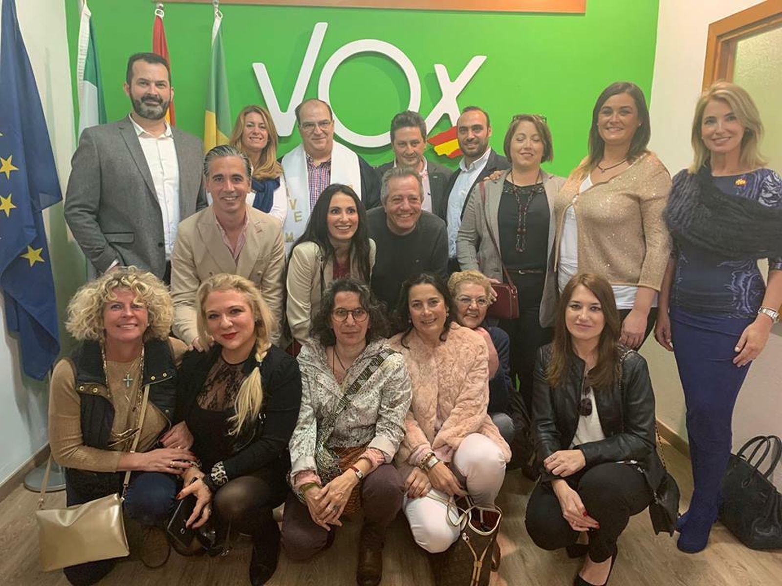 Juan Carlos Sanz, en el centro de la fila superior de la foto, el día de la inauguración de la sede de Vox en El Puerto.