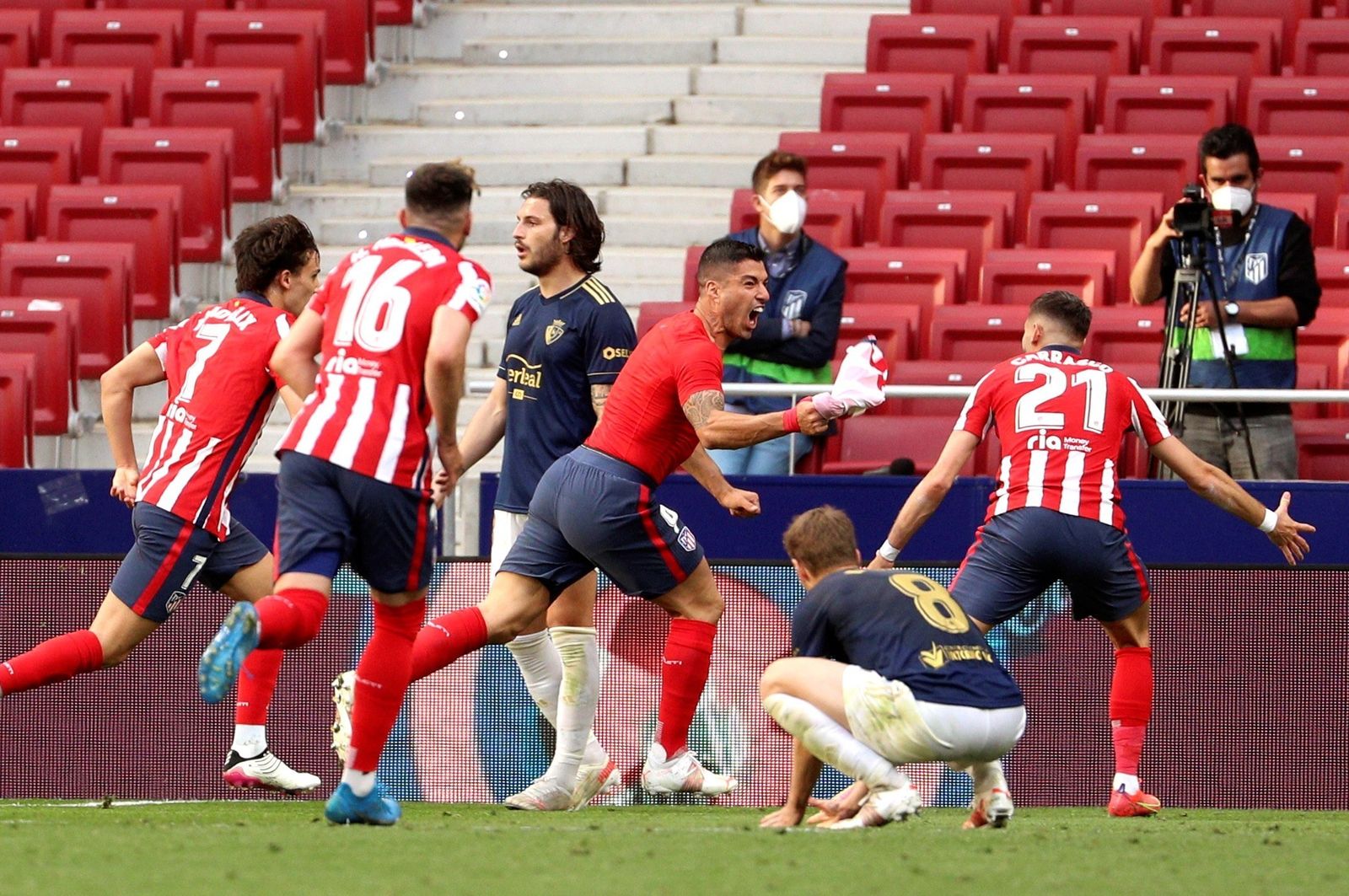 Luis Suárez celebra con sus compañeros el 2-1 que hace que el Atlético dependa de sí mismo en la última jornada.