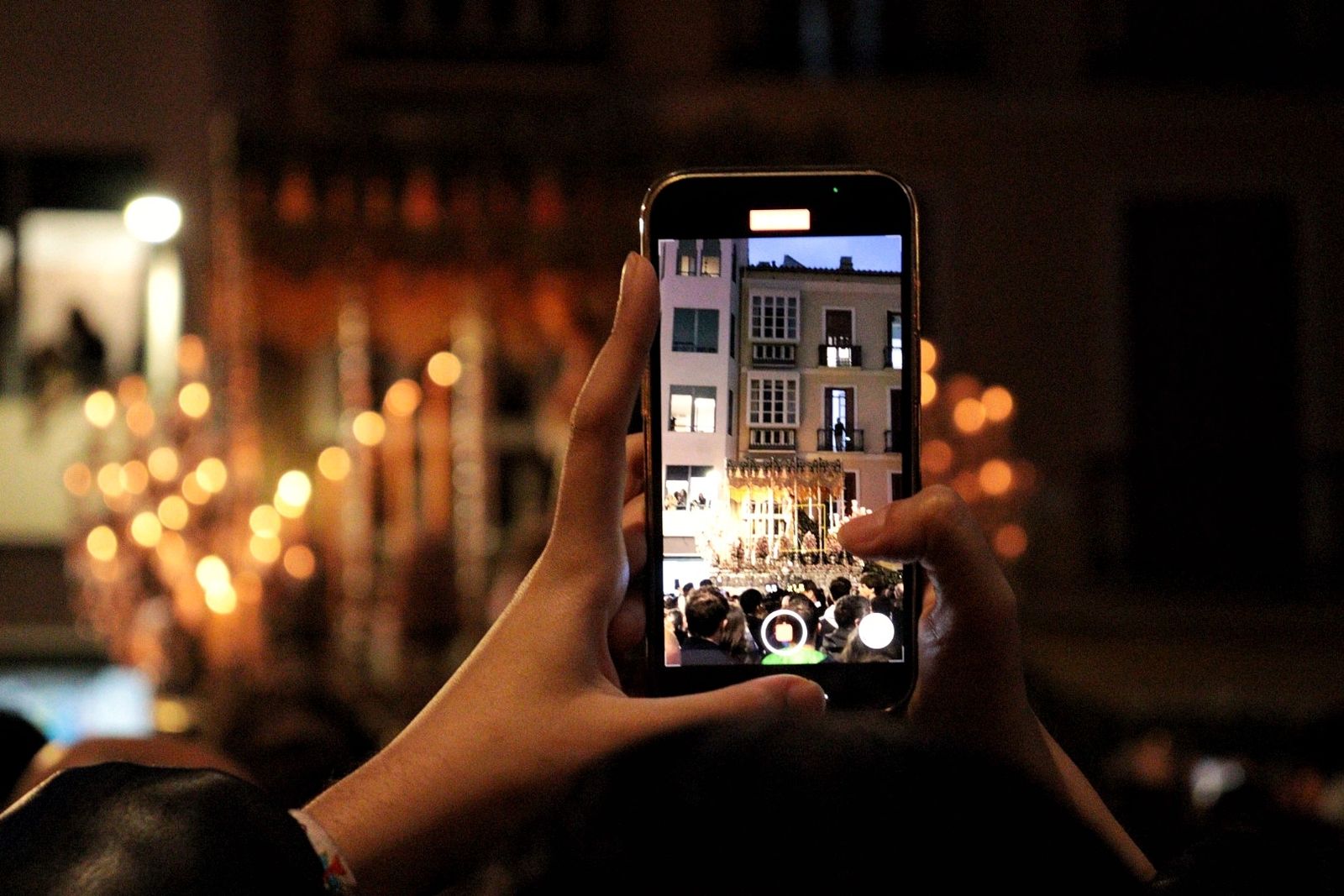 Estudiantes en el Lunes Santo en Málaga, en fotos