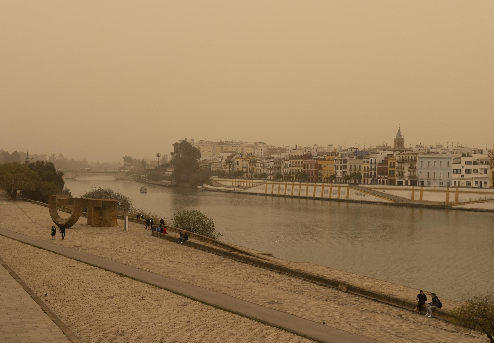 Las imágenes de Sevilla cubierta de calima y polvo en suspensión