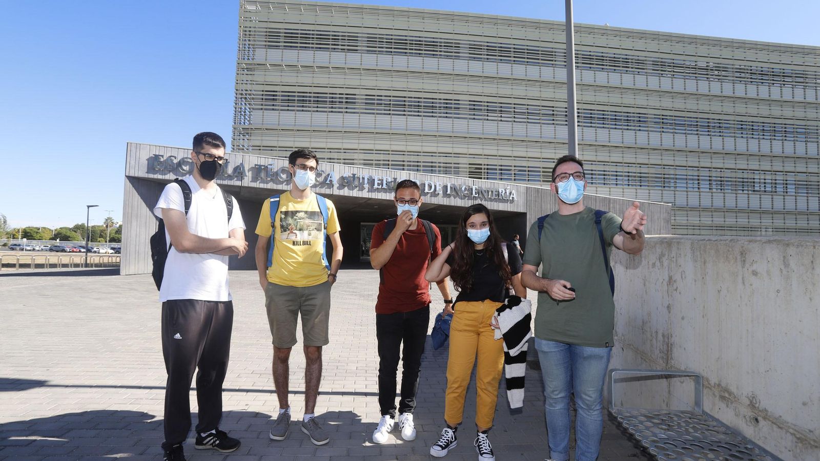 Félix, José Antonio, Tiberio, María y Javier ante su centro, la ETSI. Félix, José Antonio, Tiberio, María y Javier ante su centro, la ETSI.
