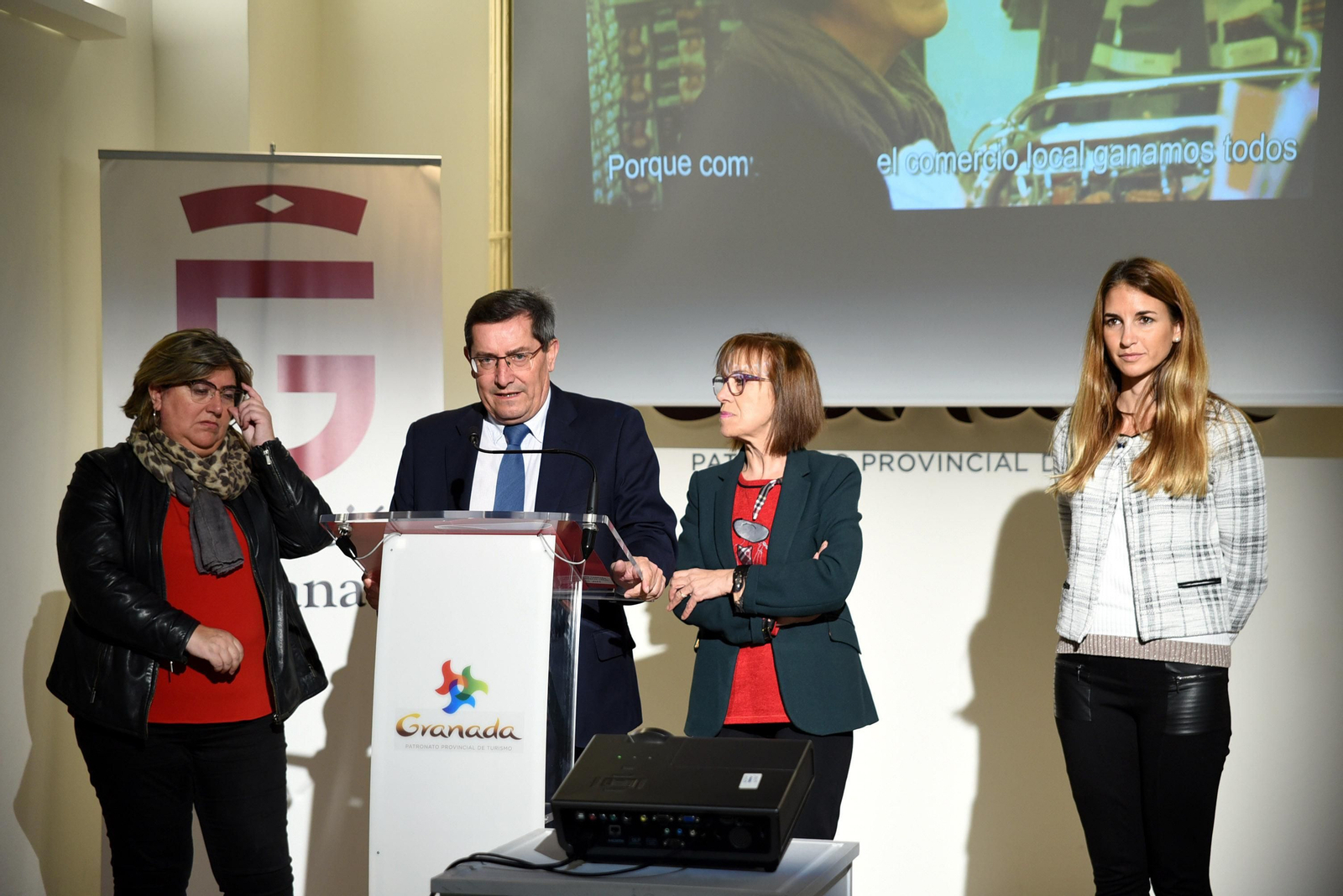 Un momento de la presentación de la campaña en apoyo al comercio local de Granada.