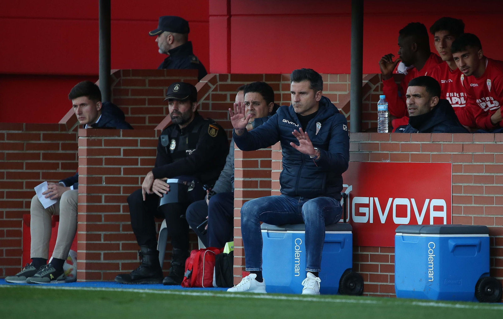 Iván Ania sigue un partido sentado en una nevera.