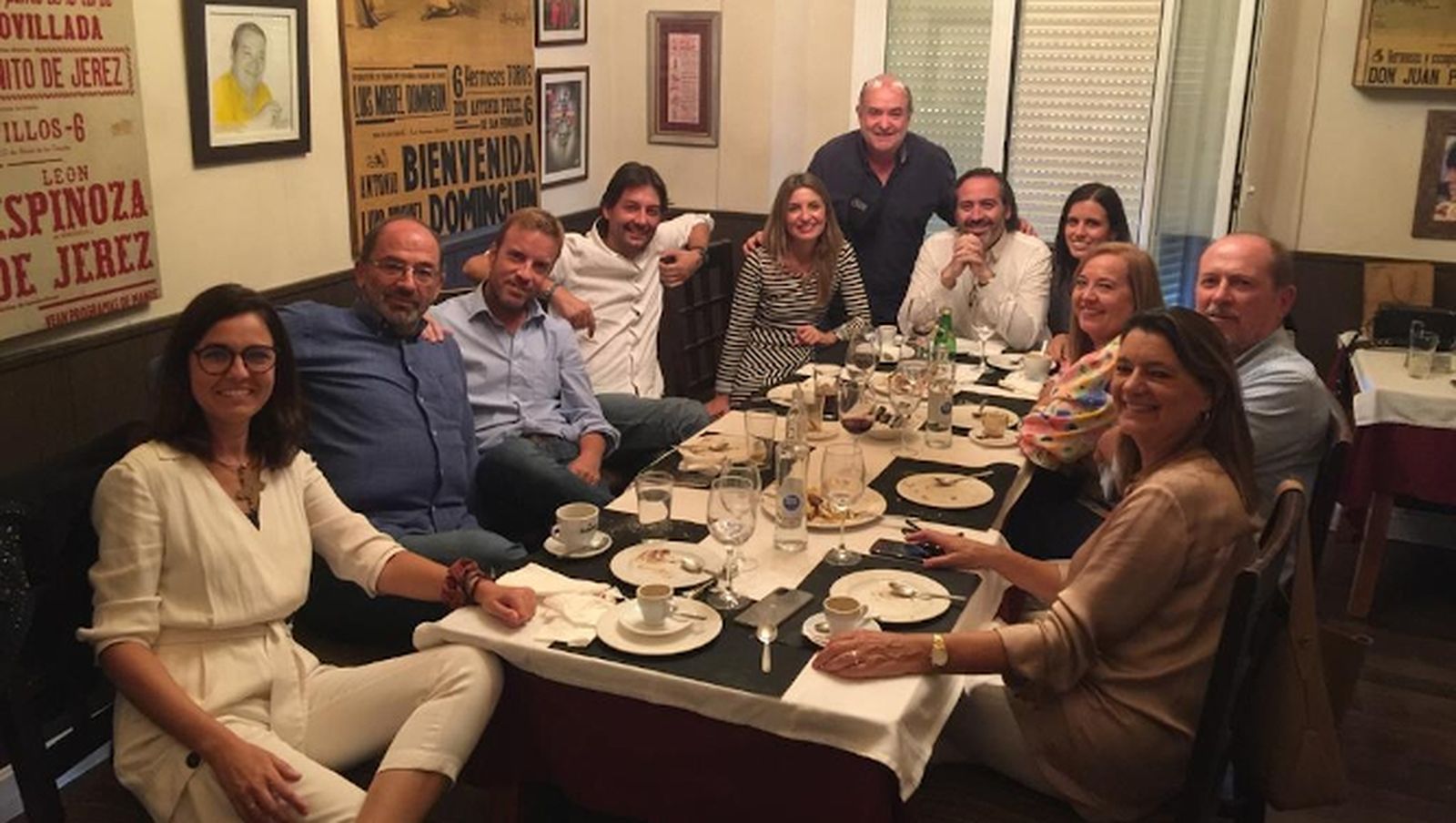 El anfitrión Alberto Grimaldi con María José Benítez, Fernando  Santiago,  Fernando Pérez Monguió, Fabián Santana,  Amalia Bulnes, Pelayo García Borbolla, Ana Galdámez, Encarna Díaz, Ignacio Valdés y Mayte Delgado,  durante la comida celebrada con motivo del 50 cumpleaños en el Bar Terraza en la plaza de la Catedral.