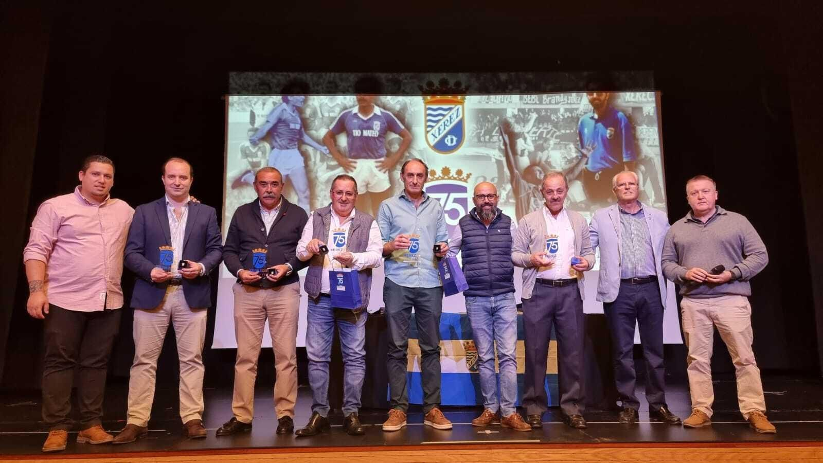 Foto de familia al final del coloquio sobre los ascensos del Xerez CD en los 80 y 90.