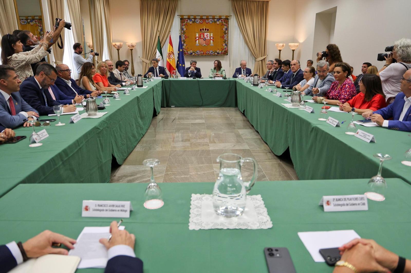 Mesa de trabajo sobre la movilidad de la Costa del Sol convocada por el Ministerio de Transportes y Movilidad Sostenible a la que asiste el secretario de Estado de Transportes y Movilidad Sostenible, José Antonio Santano; la consejera de Fomento, Articulación del Territorio y Vivienda, Rocío Díaz; el presidente de la Diputación, Francisco Salado; y alcaldes de localidades de la Costa del Sol y el Campo de Gibraltar. En la Subdelegación del Gobierno. Mesa de trabajo sobre la movilidad de la Costa del Sol convocada por el Ministerio de Transportes y Movilidad Sostenible a la que asiste el secretario de Estado de Transportes y Movilidad Sostenible, José Antonio Santano; la consejera de Fomento, Articulación del Territorio y Vivienda, Rocío Díaz; el presidente de la Diputación, Francisco Salado; y alcaldes de localidades de la Costa del Sol y el Campo de Gibraltar. En la Subdelegación del Gobierno.