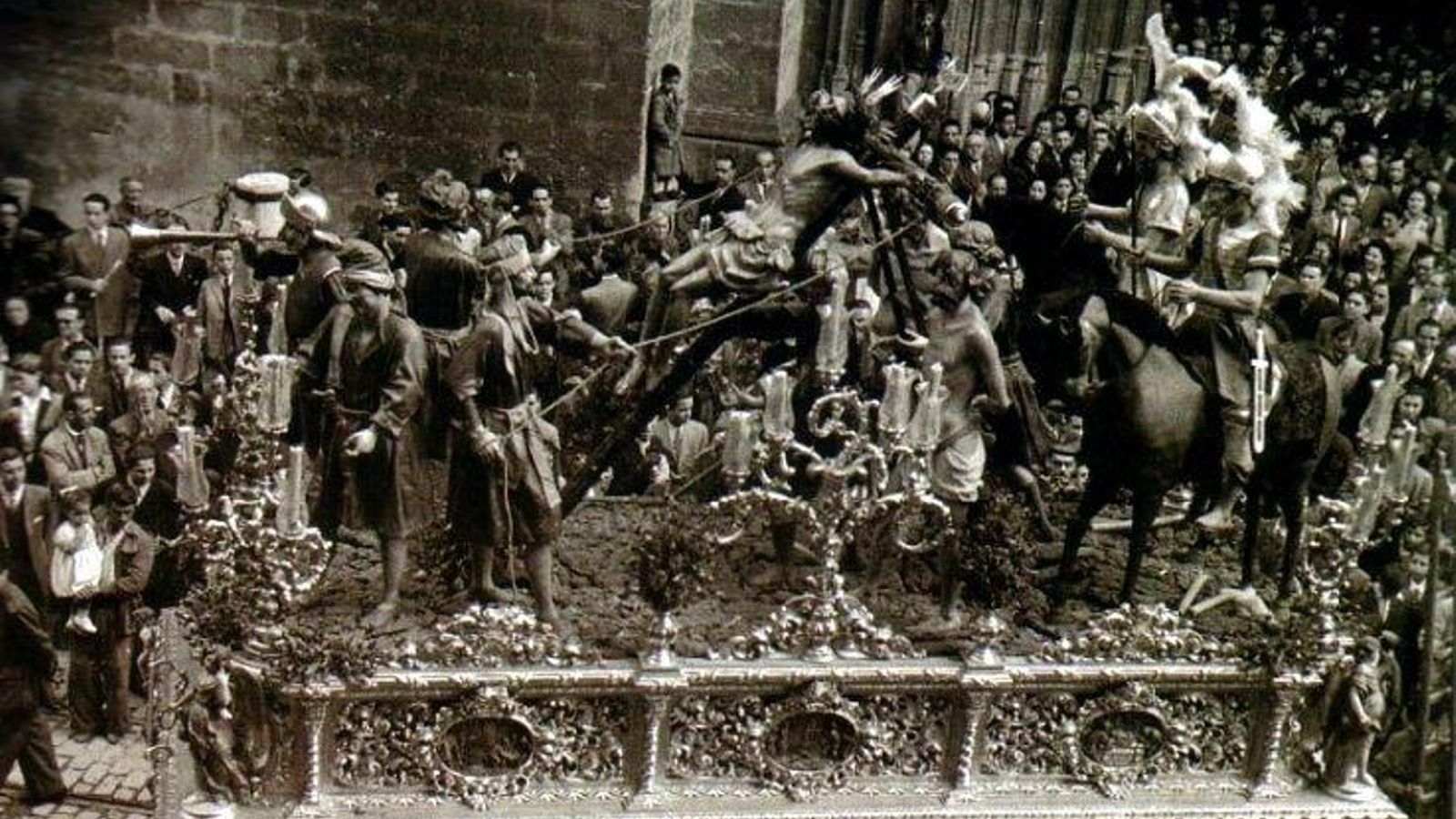 El misterio de los Caballos sale de la Catedral una vez pasada la lluvia