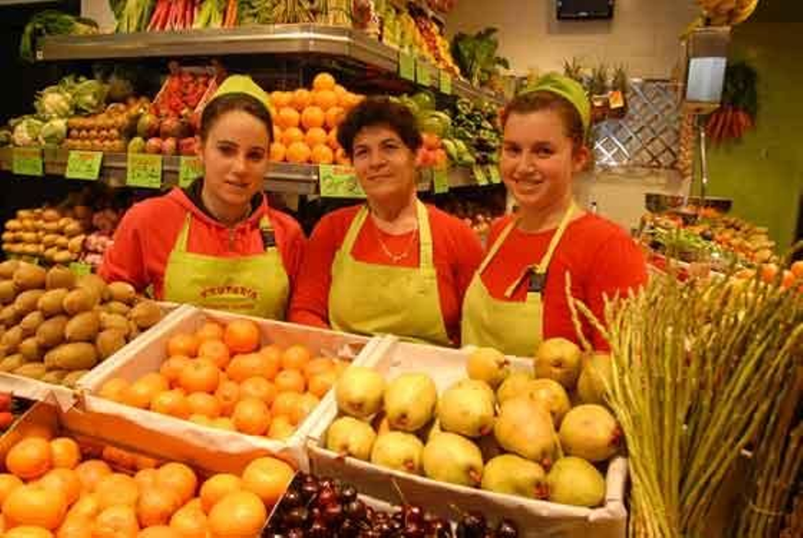 Frutería Manuel Flores
Propietario: Manuel Flores · Su hija, Ana María Flores, su hermana, Lola Flores, y María José Sánchez trabajan en el puesto
Puestos F-41, F-42
Género:“Queremos lo mismo que el cliente: la calidad ante todo”
Este negocio ha ido pasando, generación tras generación, por las manos de una misma familia, los Flores, cuyos miembros no dudan ni un instante al afirmar que buscan los mismo que el cliente: “la calidad ante todo”.
Entre sus especialidades destacan las frutas y verduras de Chiclana, Conil, Chipiona y Sanlúcar, y los productos que cosechan en su propia huerta.
En cuanto al nuevo emplazamiento, esta familia está “realmente satisfecha”.


Foto: Paco Periñán