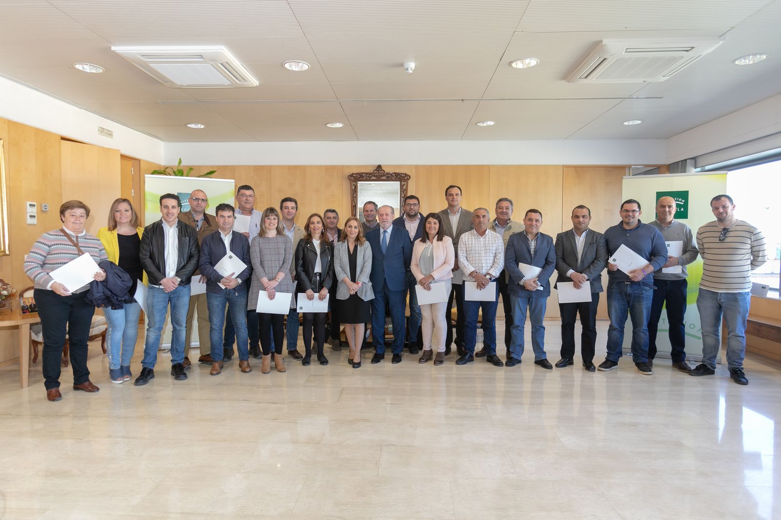 Villalobos junto a los alcaldes y alcaldesas de los 26 ayuntamientos que se han adherido a la Red Tarsis.