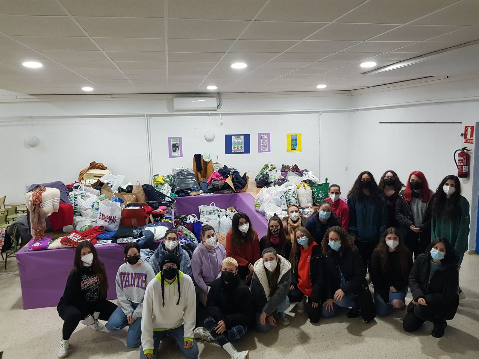 Alumnas del FP organizadoras de la recogida de alimentos.