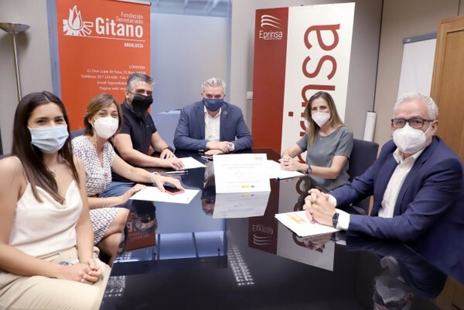 Imagen de la firma entre 'Eprinsa' y Fundación Secretariado Gitano.