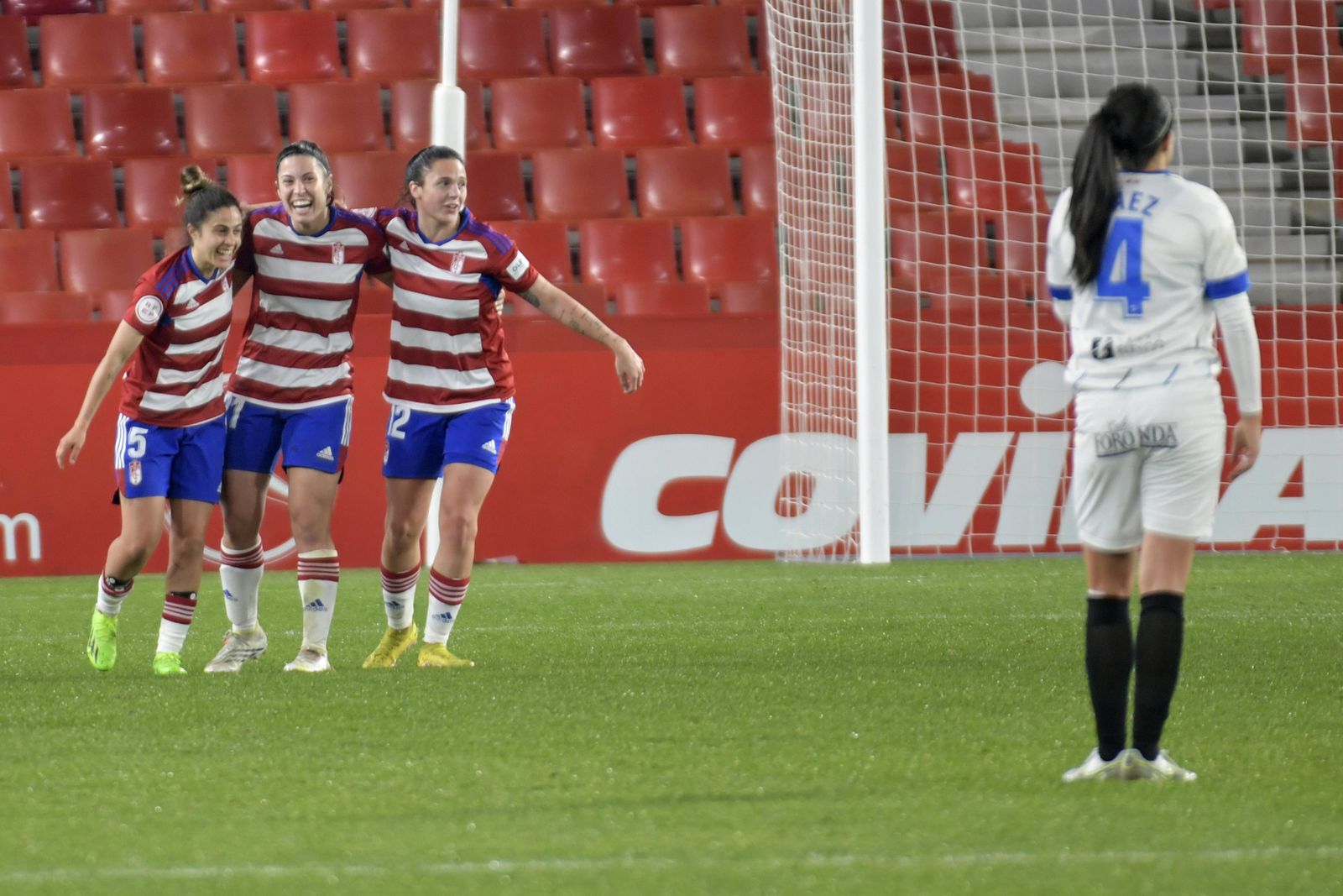 Las jugadoras del femenino celebran el pase.