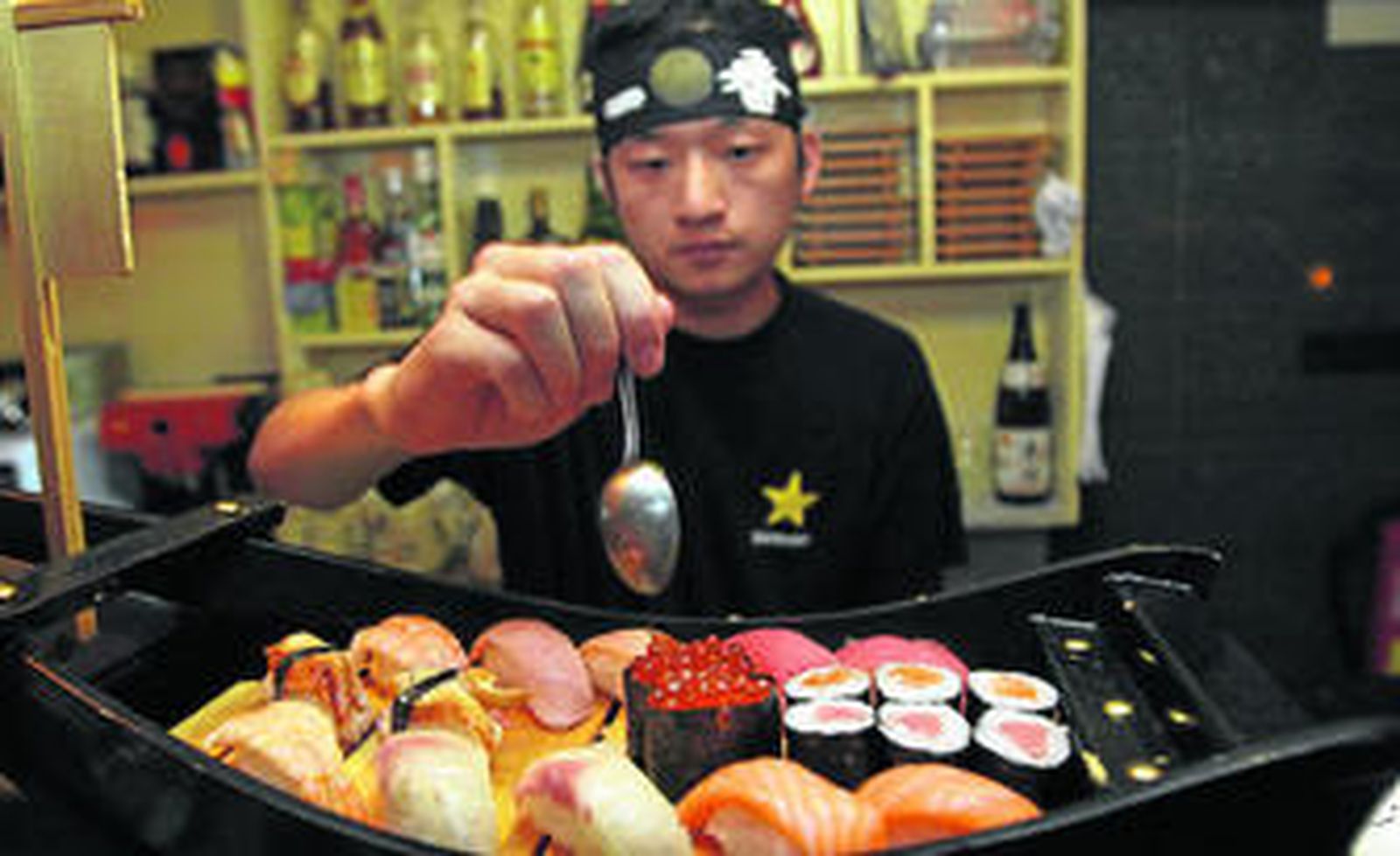 Imagen de un plato de sushi, un manjar japonés elaborado con pescado.