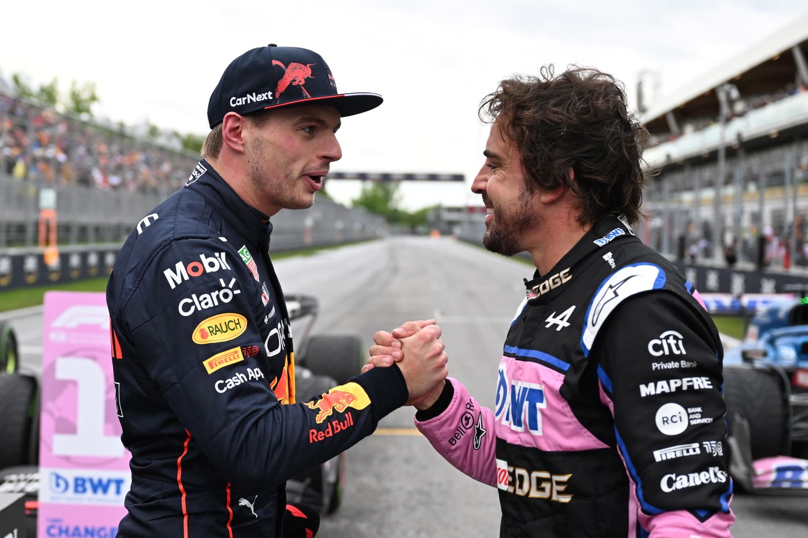 Fernando Alonso felicita a Verstappen tras completar la clasificación.
