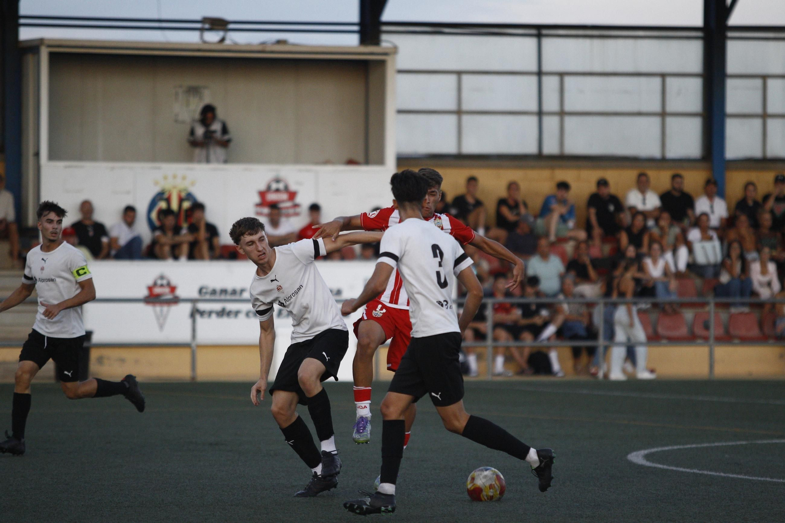 Varios jugadores del conjunto cañaero disputan un balón durante el derbi almeriense disputado durante la primera vuelta.