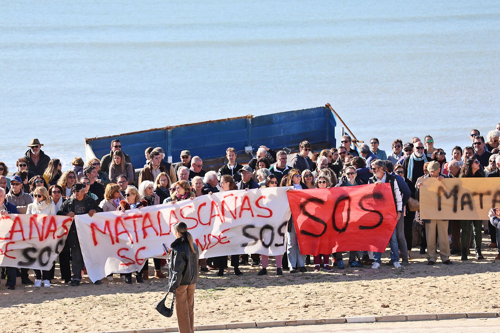 Concentración de los vecinos de Matalascañas ante los graves desperfectos en la línea de costa.