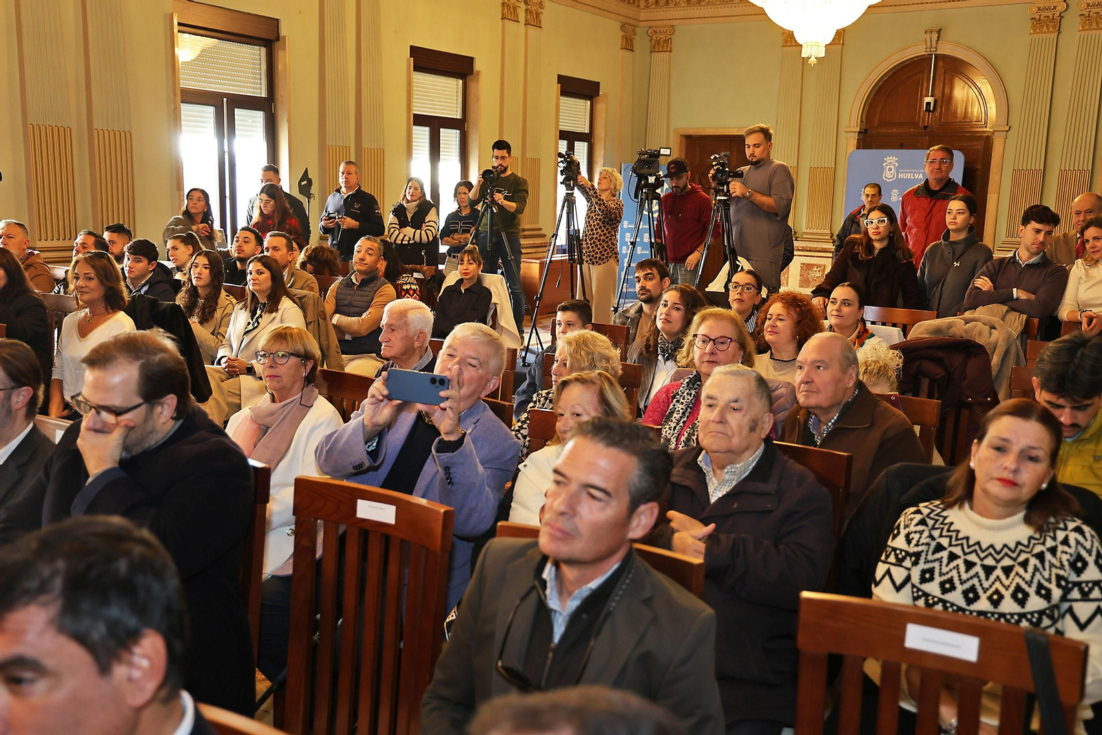 Sus Majestades Los Reyes Magos son coronados en el Ayuntamiento de Huelva