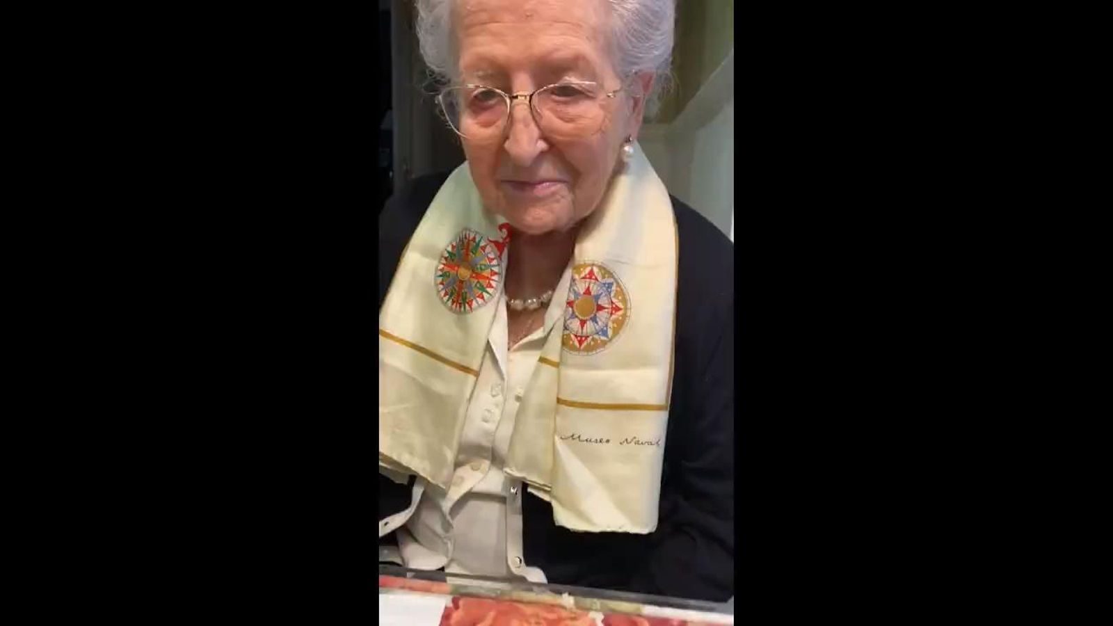 Ana María anima a una amiga a vacunarse.