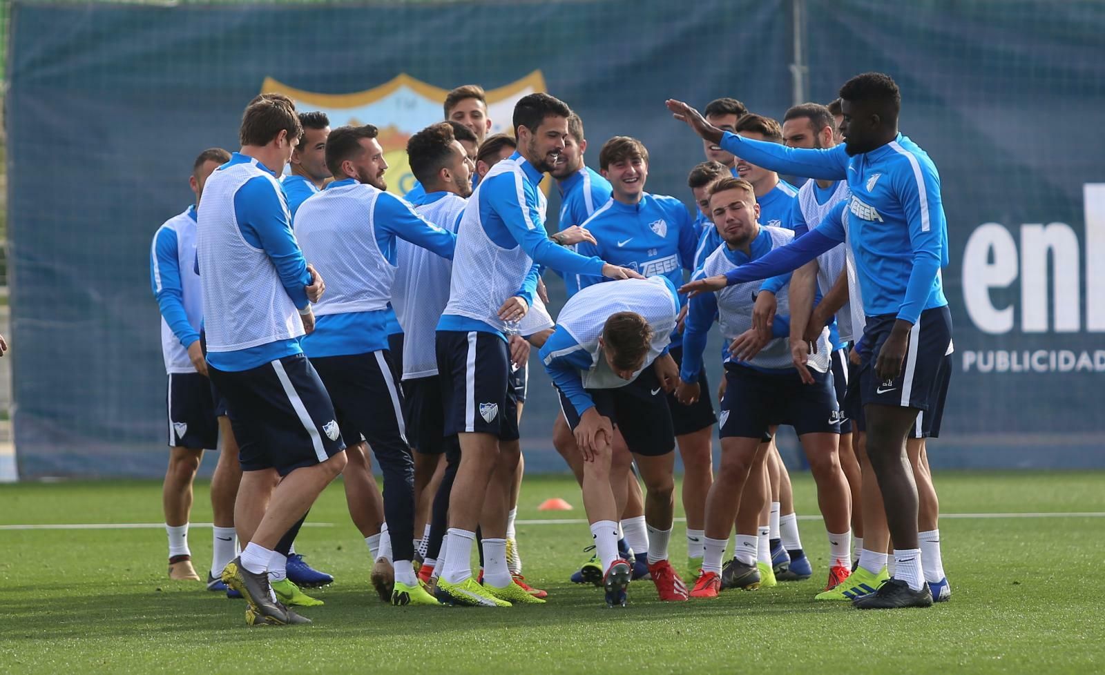 El Málaga CF, en uno de los momentos más divertidos del entrenamiento.
