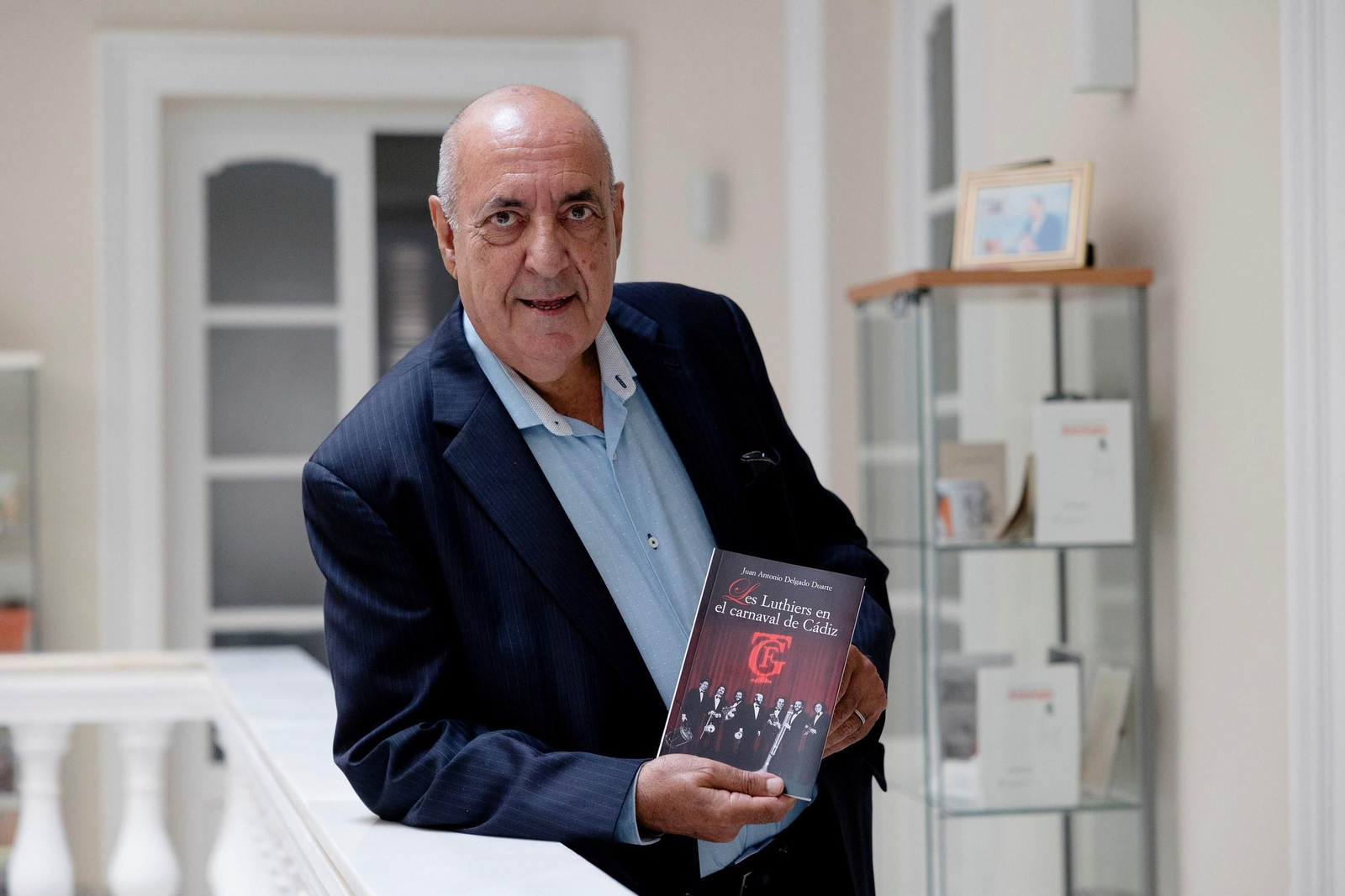 Juan Antonio Delgado posa con su libro en la sede de la Asociación de Amigos de Fernando Quiñones. Juan Antonio Delgado posa con su libro en la sede de la Asociación de Amigos de Fernando Quiñones.