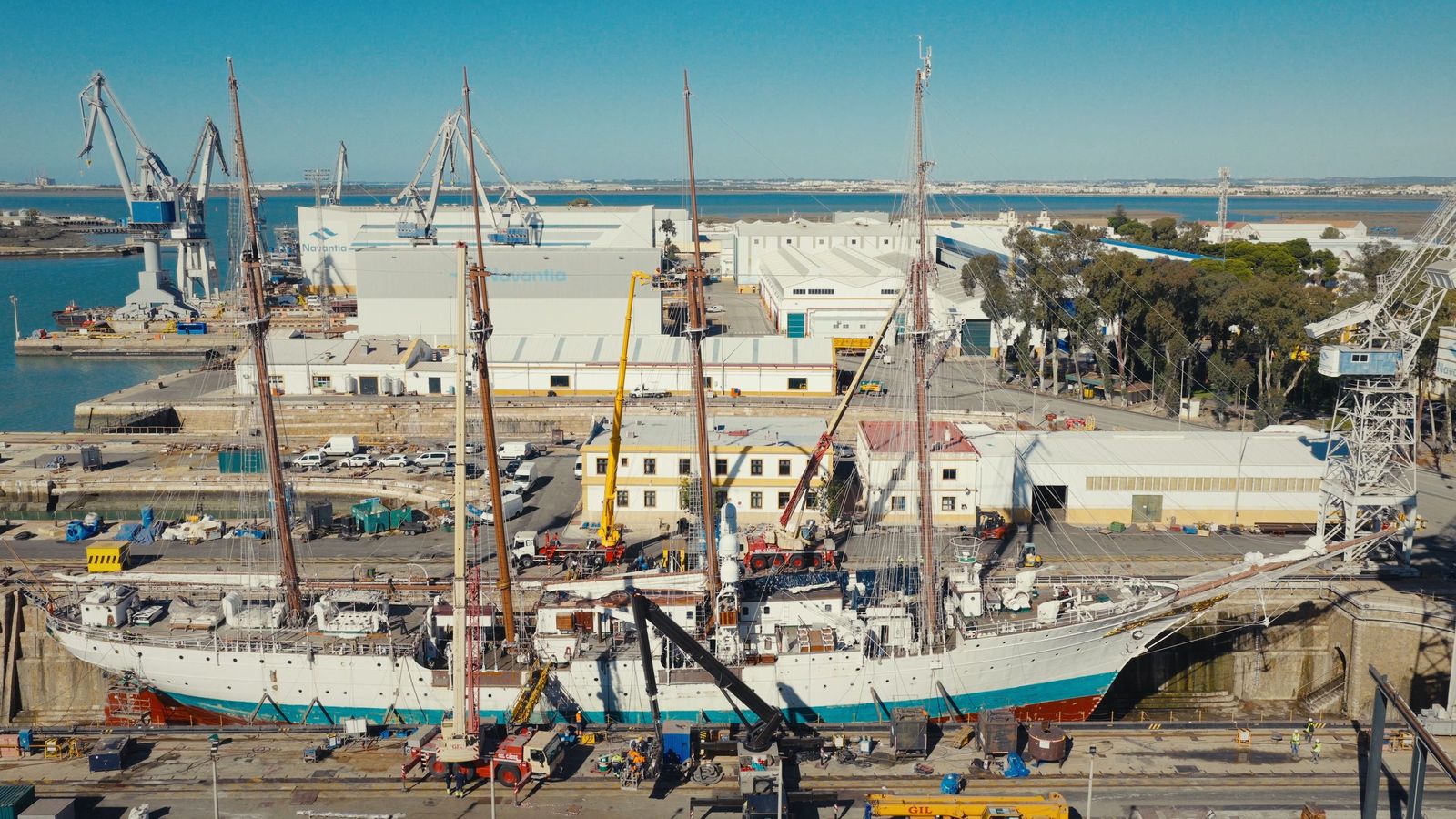 Varada del buque escuela 'Juan Sebastián de Elcano' en Navantia San Fernando.