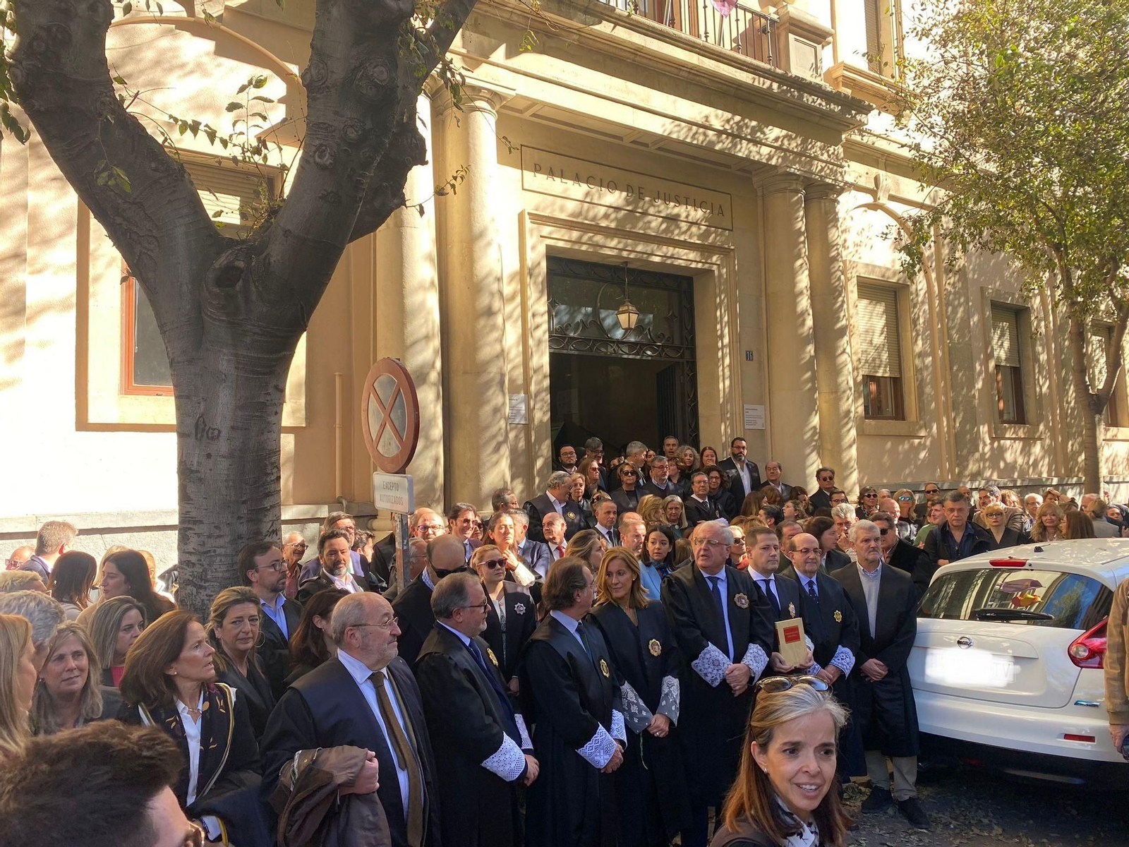 Concentración de profesionales de la justicia.