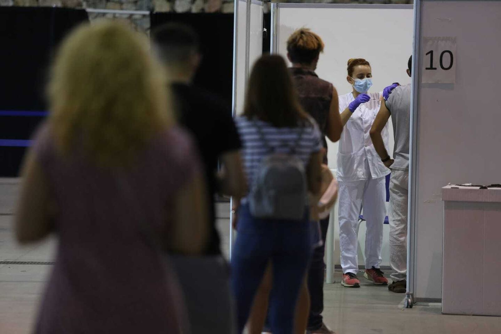 La cola avanza hasta el punto de vacunación