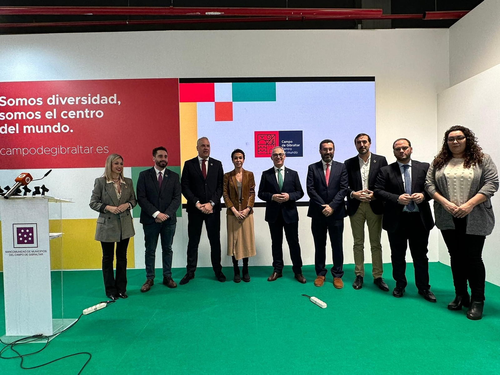 Foto institucional en el stand de la Mancomunidad de Municipios