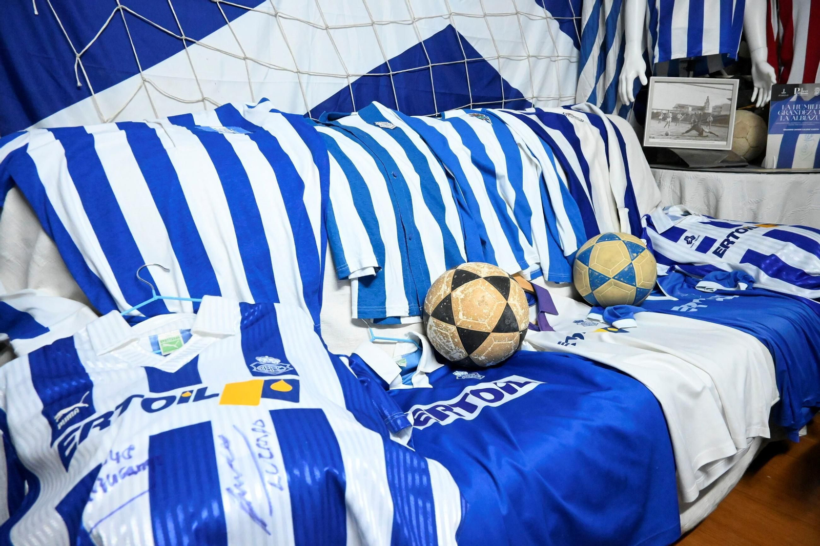 La colección de camisetas del Recreativo de Huelva de Edu Calero, en imágenes