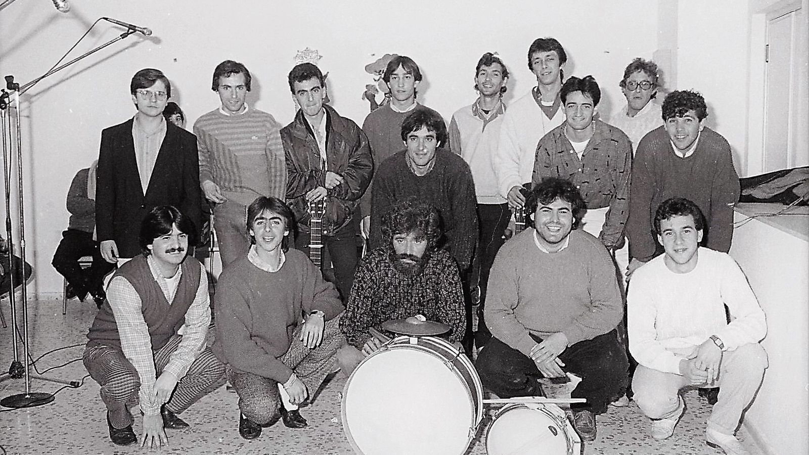 La comparsa 'Selenitas' (1987) en su local de ensayo, del colegio Santa Teresa.