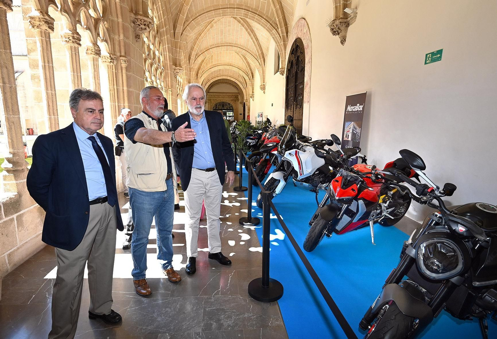 Antonio Real, junto a Agustín Muñoz en la exposición de motos antiguas en los Claustros.