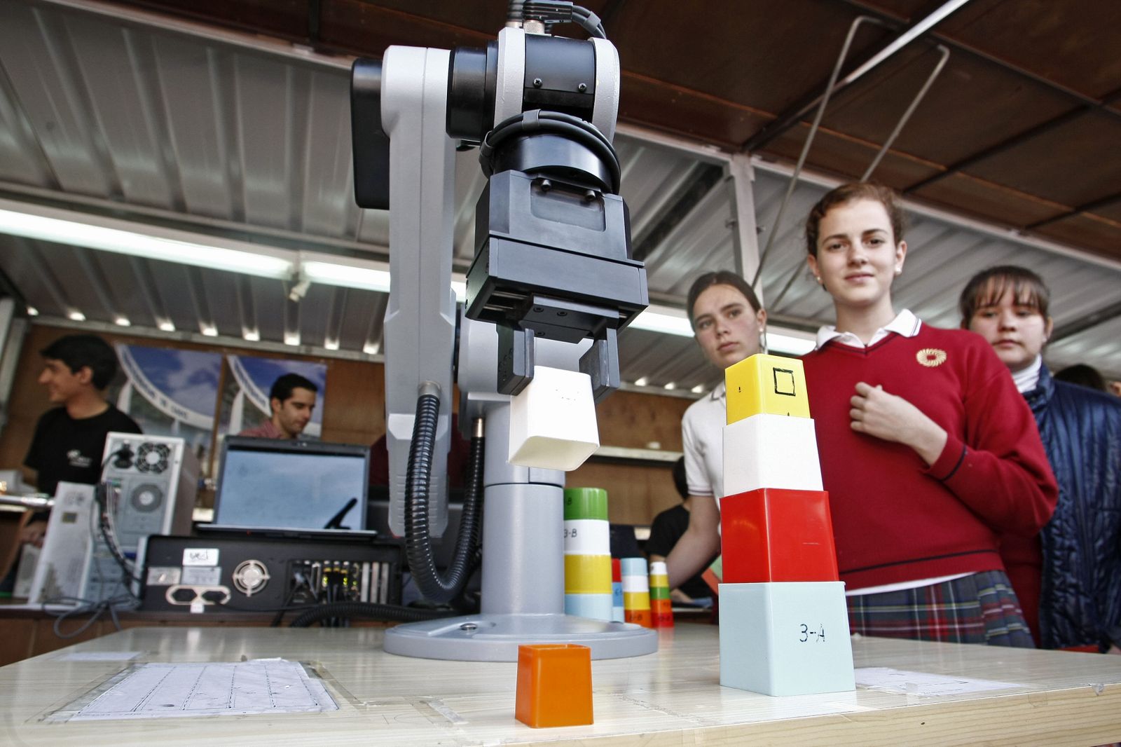 Un grupo de alumnos durante la exposición de su experimento en Diverciencia, en la Plaza Alta de Algeciras.