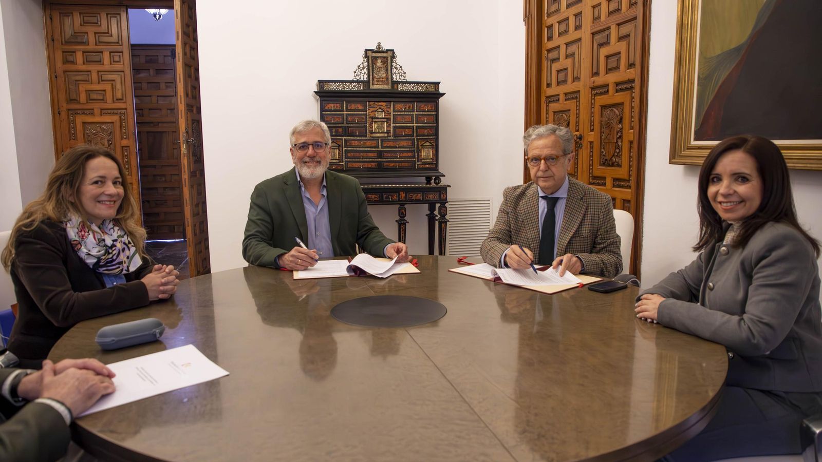 Firma del convenio con Iemakaie.