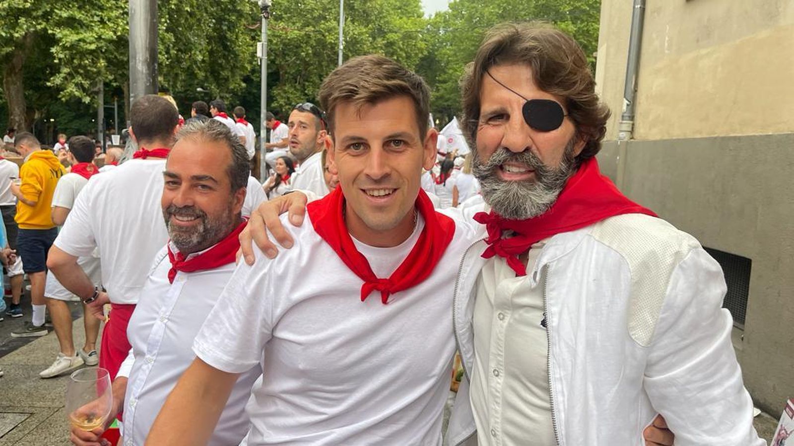 Juan José Padilla, fotografiándose con varios aficionados.