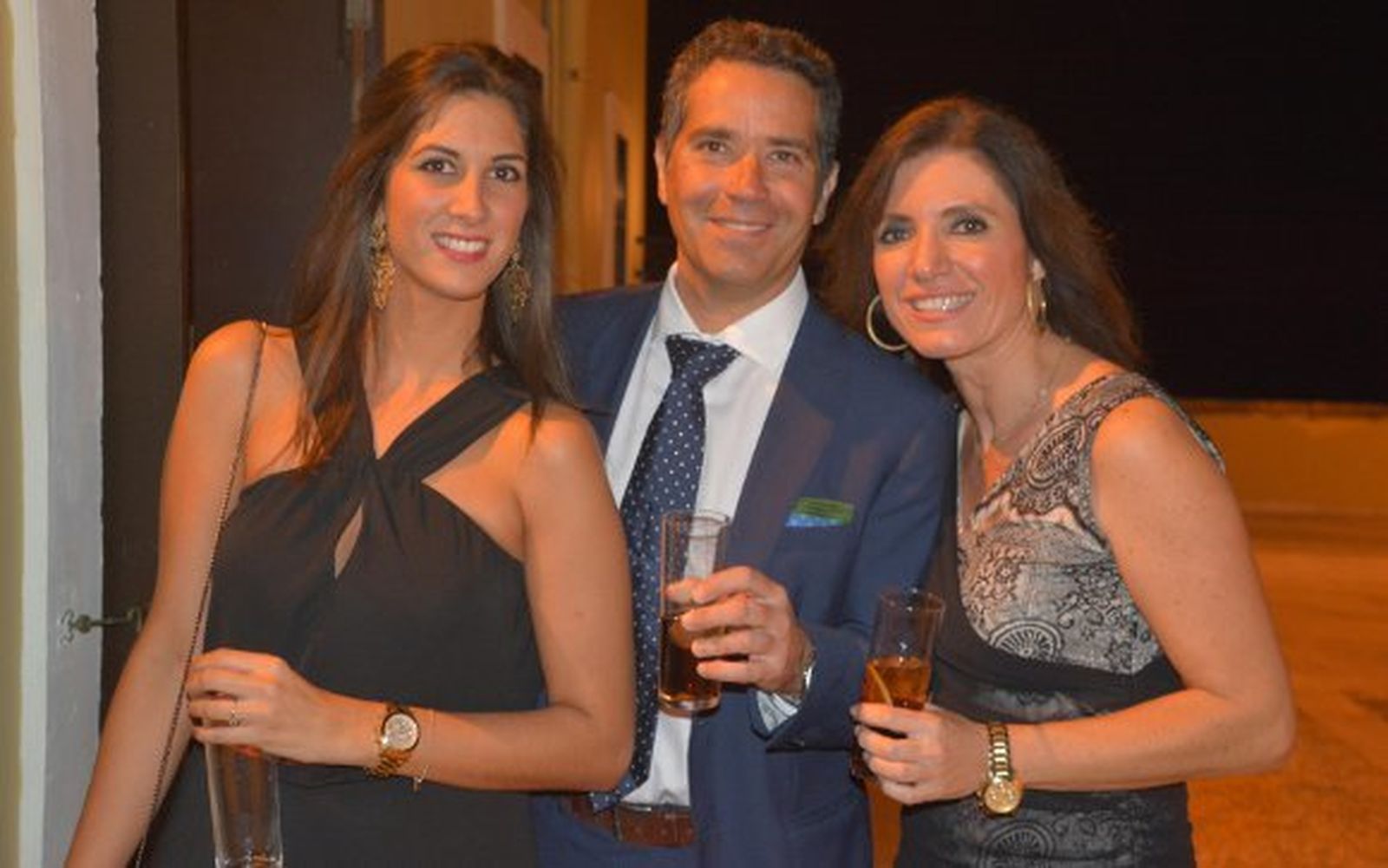 Isa y Rafael Lucero con Silvia Bruzón, acudieron un año más a la tradicional proclamación de los Reyes Magos.  Foto: Ignacio Casas de Ciria