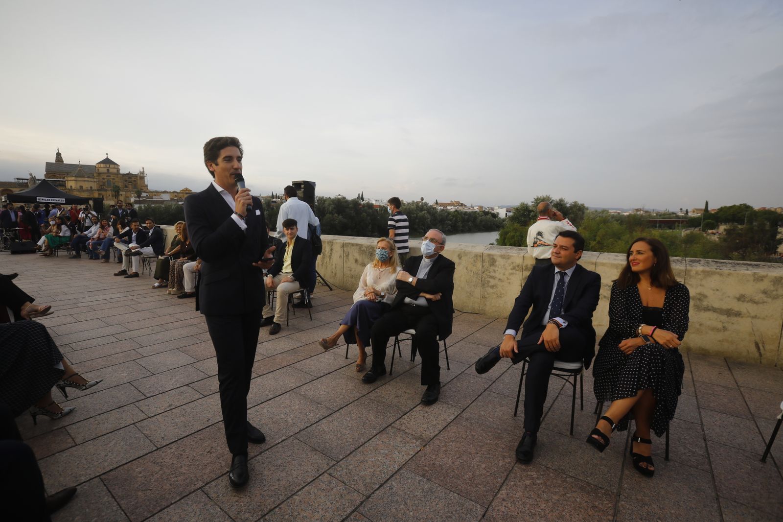 El desfile de Silbon por el Puente Romano de Córdoba, en imágenes
