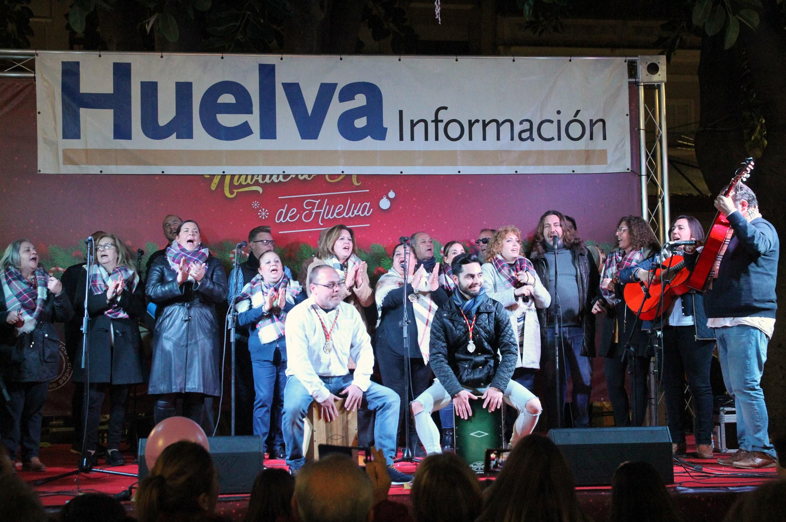 Pepe El Marismeño y el Coro de Emigrantes ponen voz al Cuentacuentos de Huelva Información, en imágenes