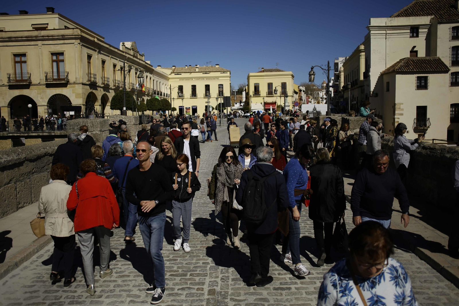 Peatones en calzada del Puente Nuevo.