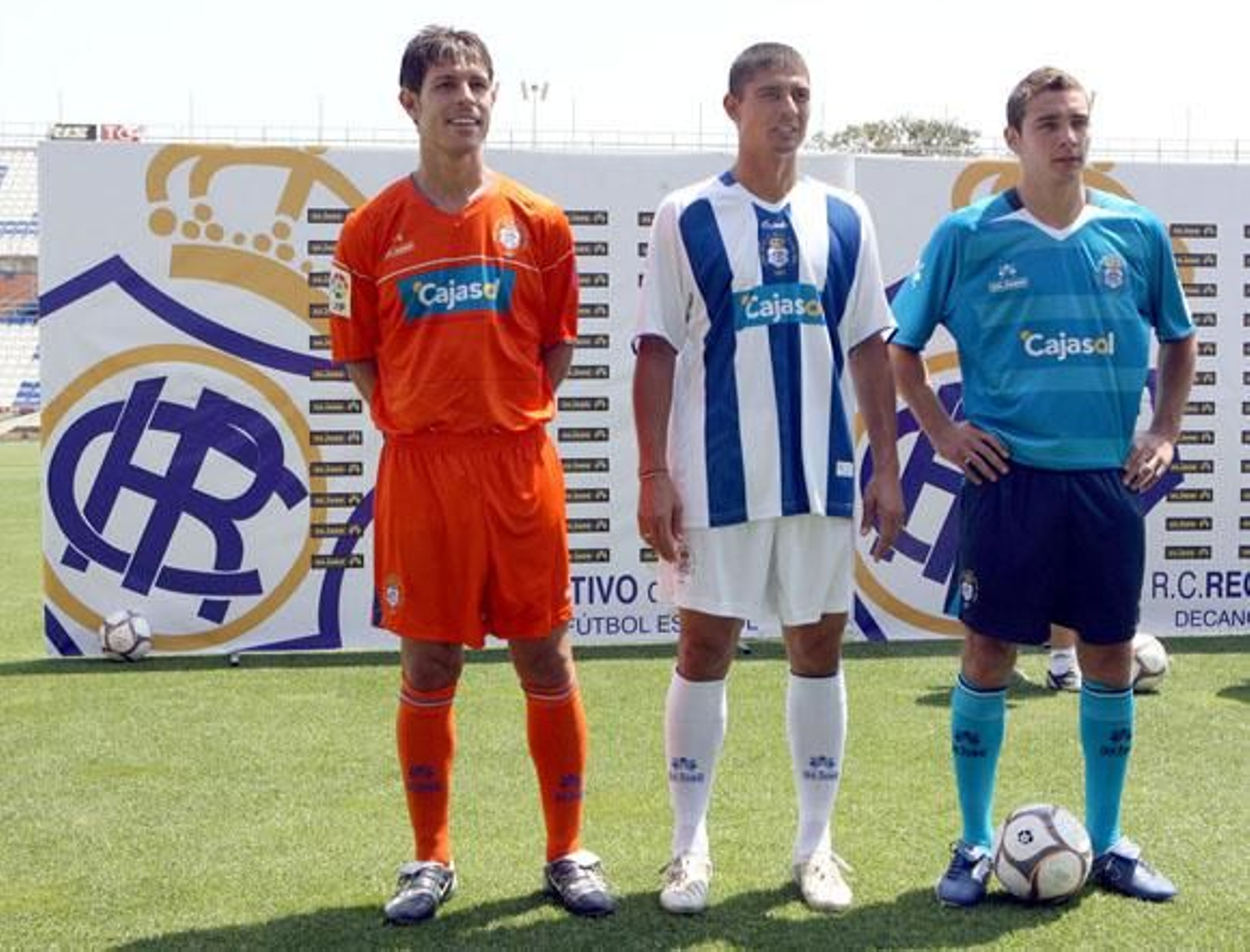 Naranja y turquesa para la segunda y tercera equipaciones